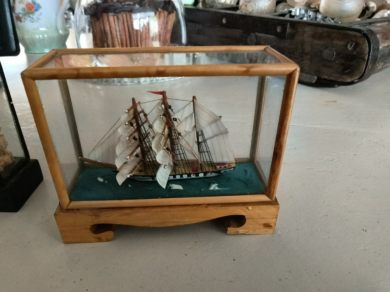 Decoratief scheepsmodel in glazen vitrine, Ophalen of Verzenden, Gebruikt