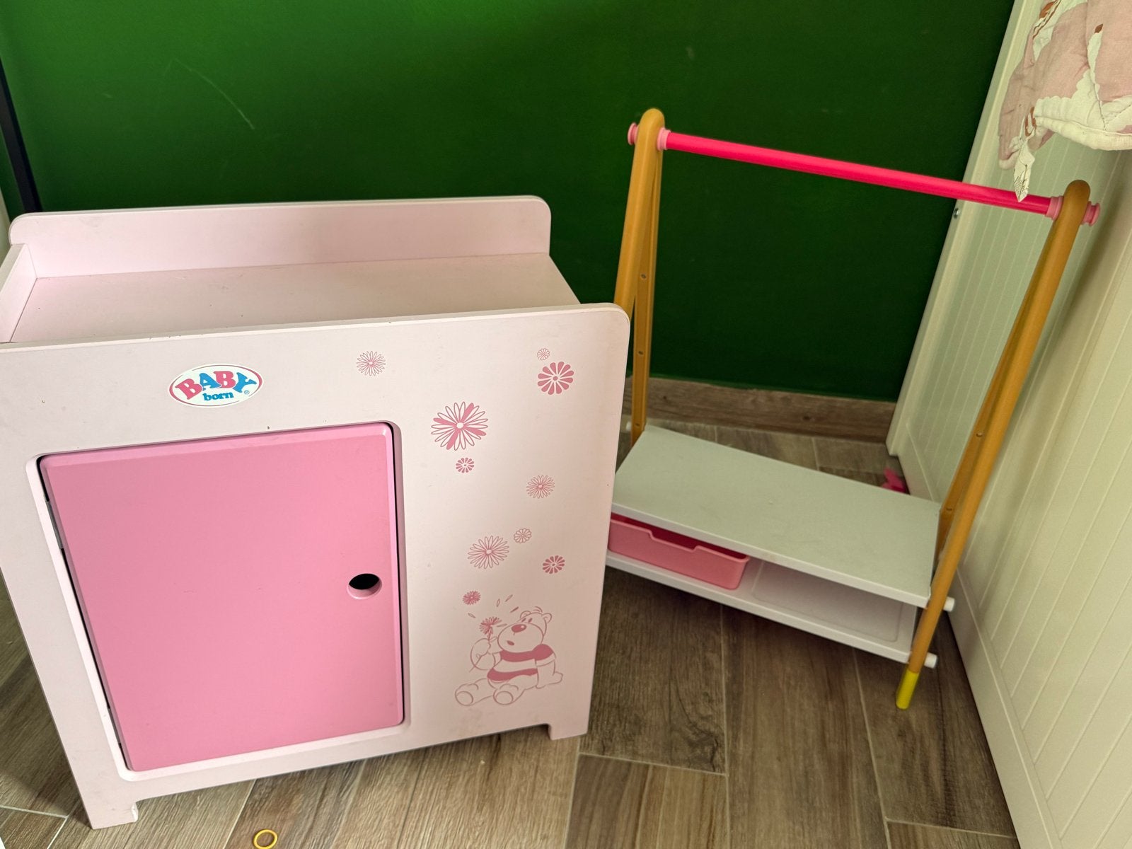 Baby Born kast en kledingrek - Roze speelgoedset, Kinderen en Baby's, Speelgoed | Poppen, Ophalen, Gebruikt, Babypop
