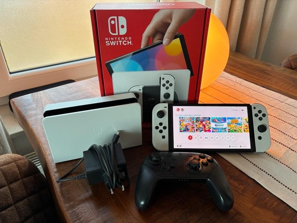 Nintendo Switch OLED Wit + Pro Controller, Spelcomputers en Games, Spelcomputers | Nintendo Switch, Ophalen of Verzenden, Zo goed als nieuw