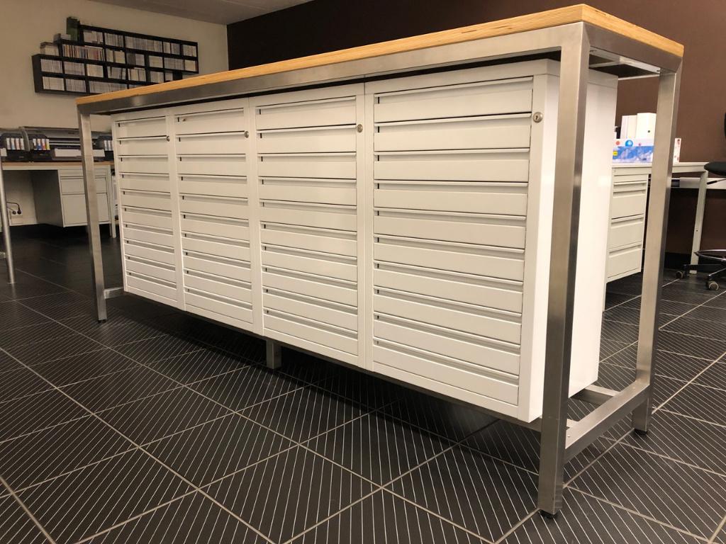 Werktafel met 4 ladeblokken van 10 lades, 100 tot 150 cm, Zo goed als nieuw, 200 cm of meer, Met slot
