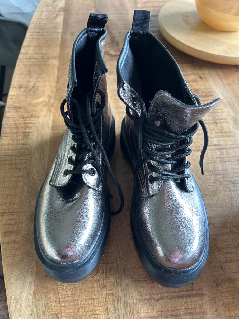 Guts & Gusto metallic zilveren boots maat 39, Ophalen of Verzenden, Zo goed als nieuw, Overige kleuren, Lage of Enkellaarzen