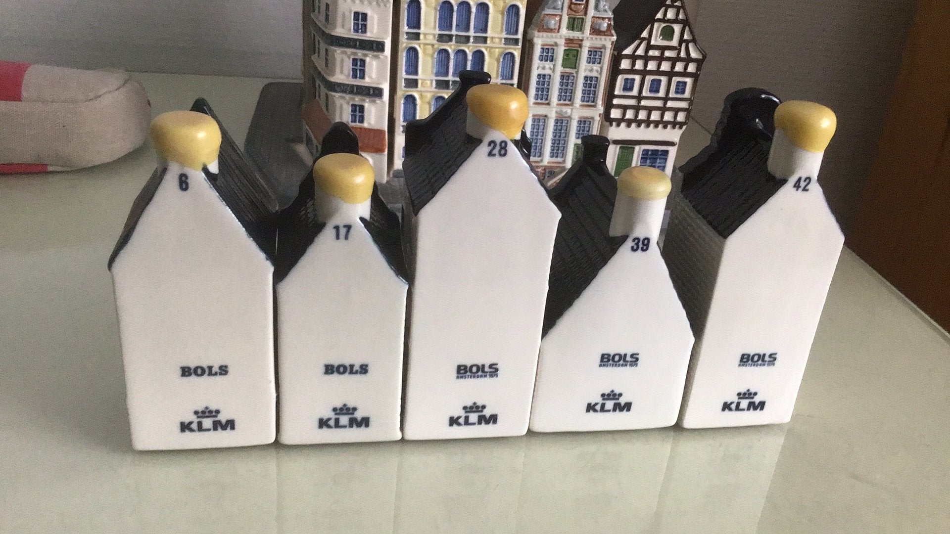 5 KLM huisjes met jaartal en mooi zegel en gevuld met Bols., Ophalen of Verzenden, Zo goed als nieuw, Gevuld