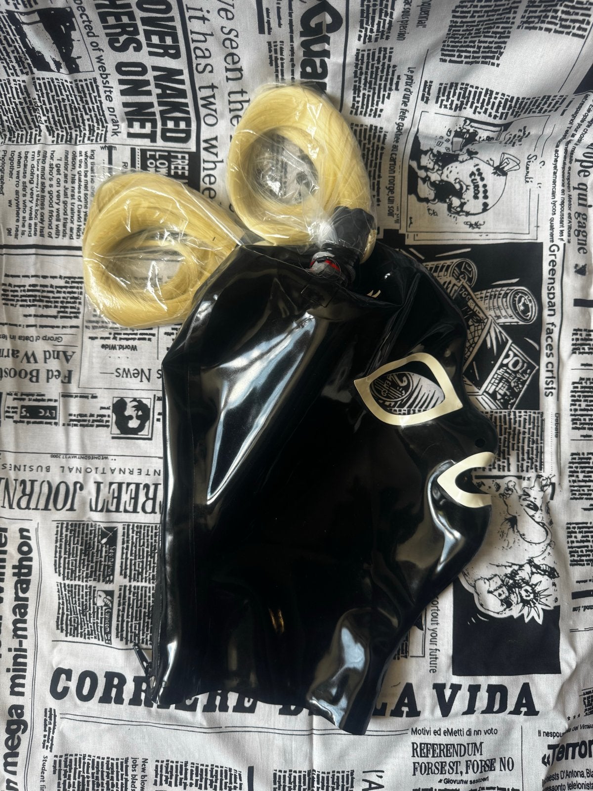 Latex masker met blonde staartjes - Maat M, Maat 38/40 (M), Verzenden, Nieuw, Overige thema's