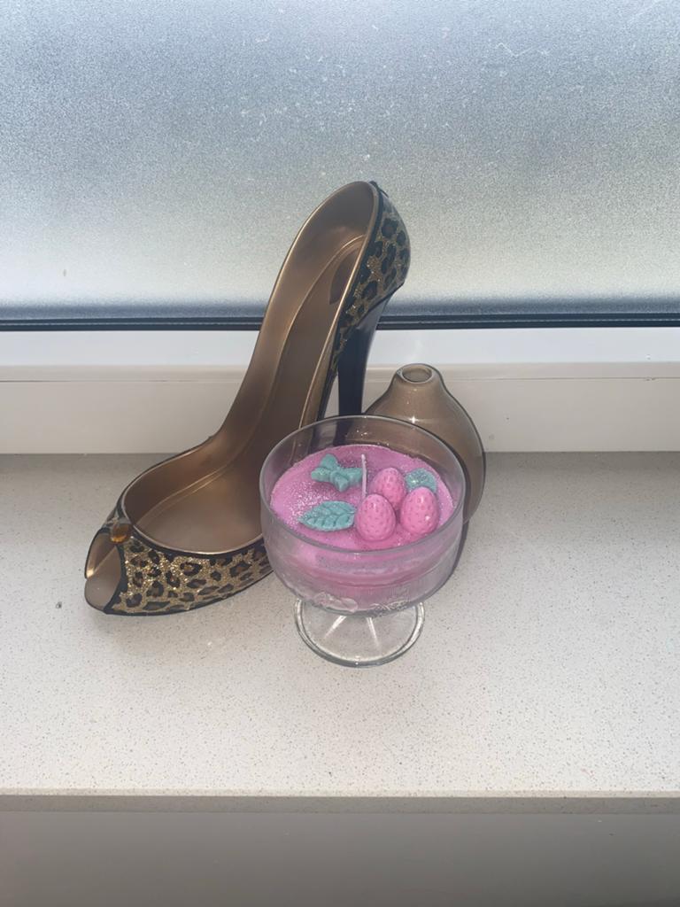 Roze Kaars in Glas met Aardbeien Decoratie, Huis en Inrichting, Overige materialen, Ophalen of Verzenden, Zo goed als nieuw, Kaars
