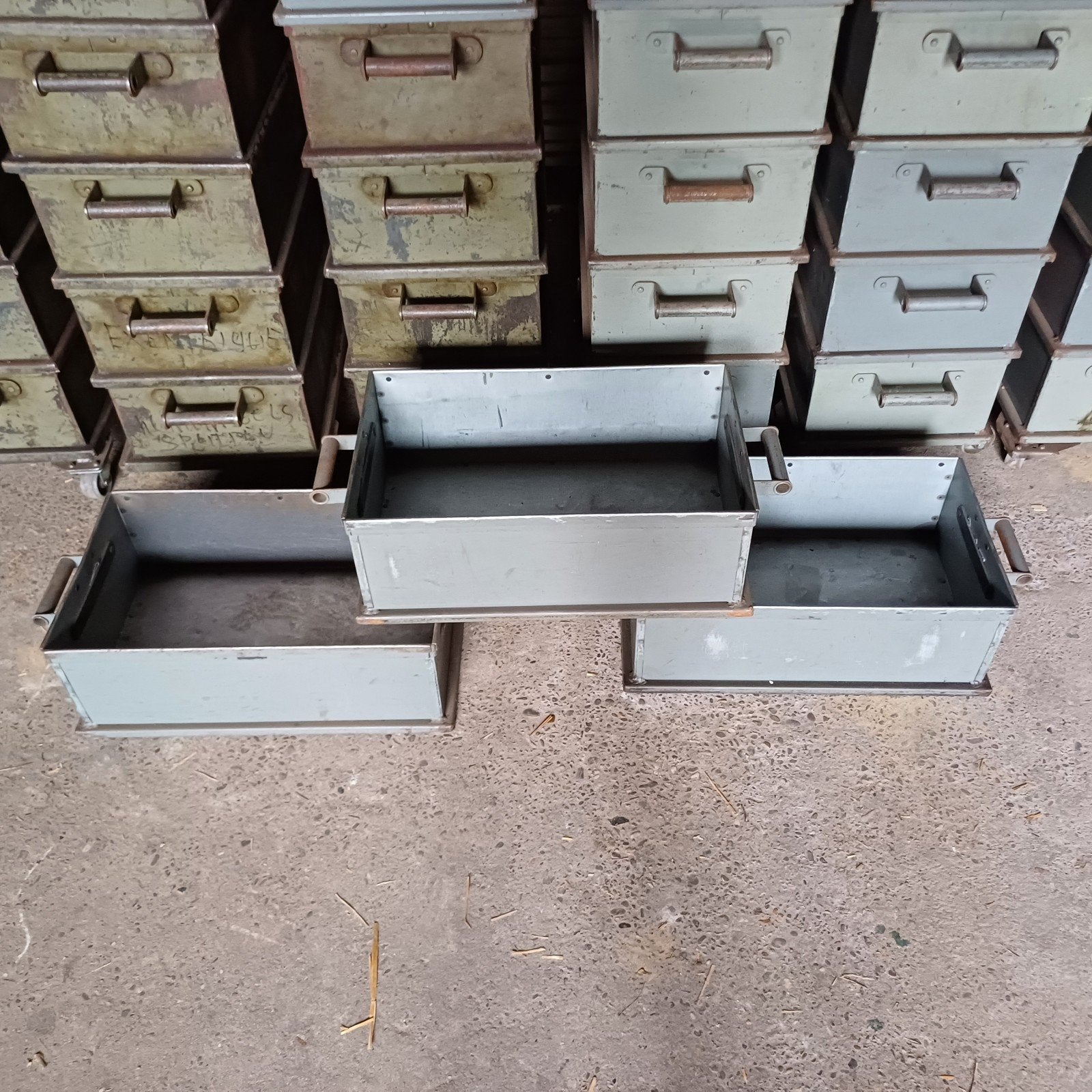 67 x vintage ijzeren bakken stapelbare bakken kratten, Doe-het-zelf en Verbouw, Kratten en Dozen, Ophalen, Gebruikt, Krat, Minder dan 35 cm