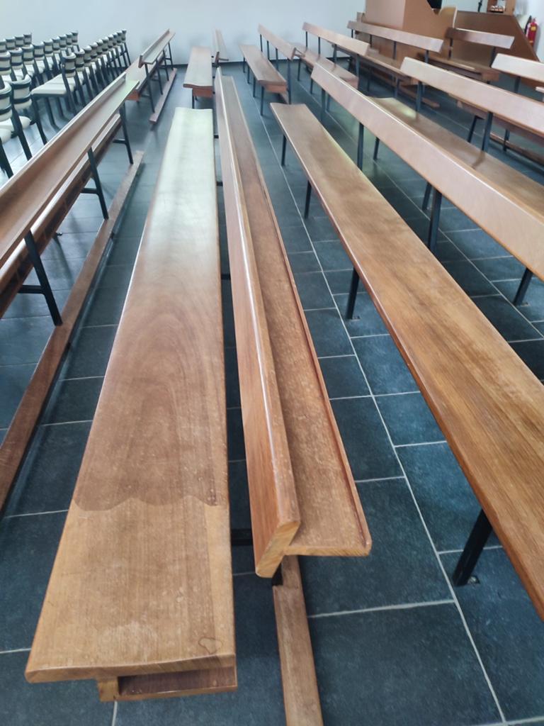 Partij kerkbanken van massief hout met metalen onderstel., Ophalen