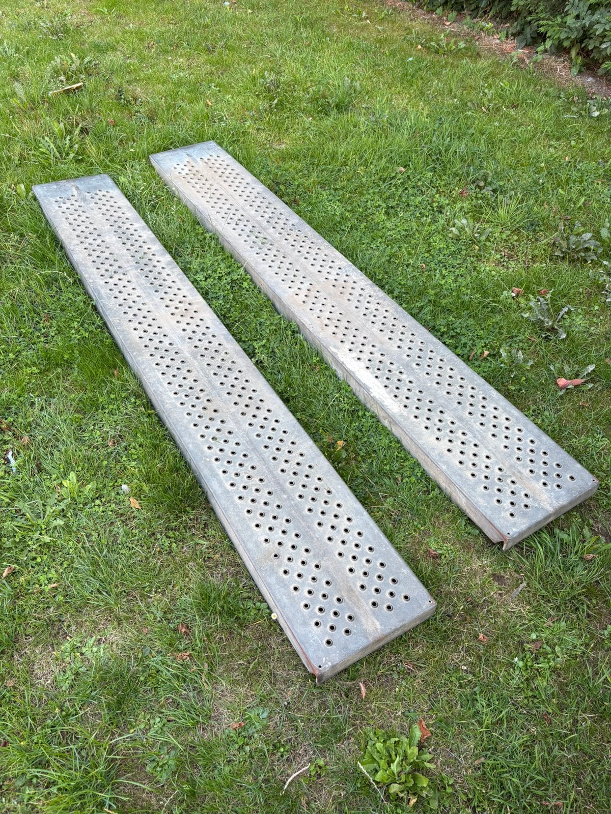 DEGELIJKE OPRIJPLATEN 2 X 1500 KG., Ophalen, Gebruikt