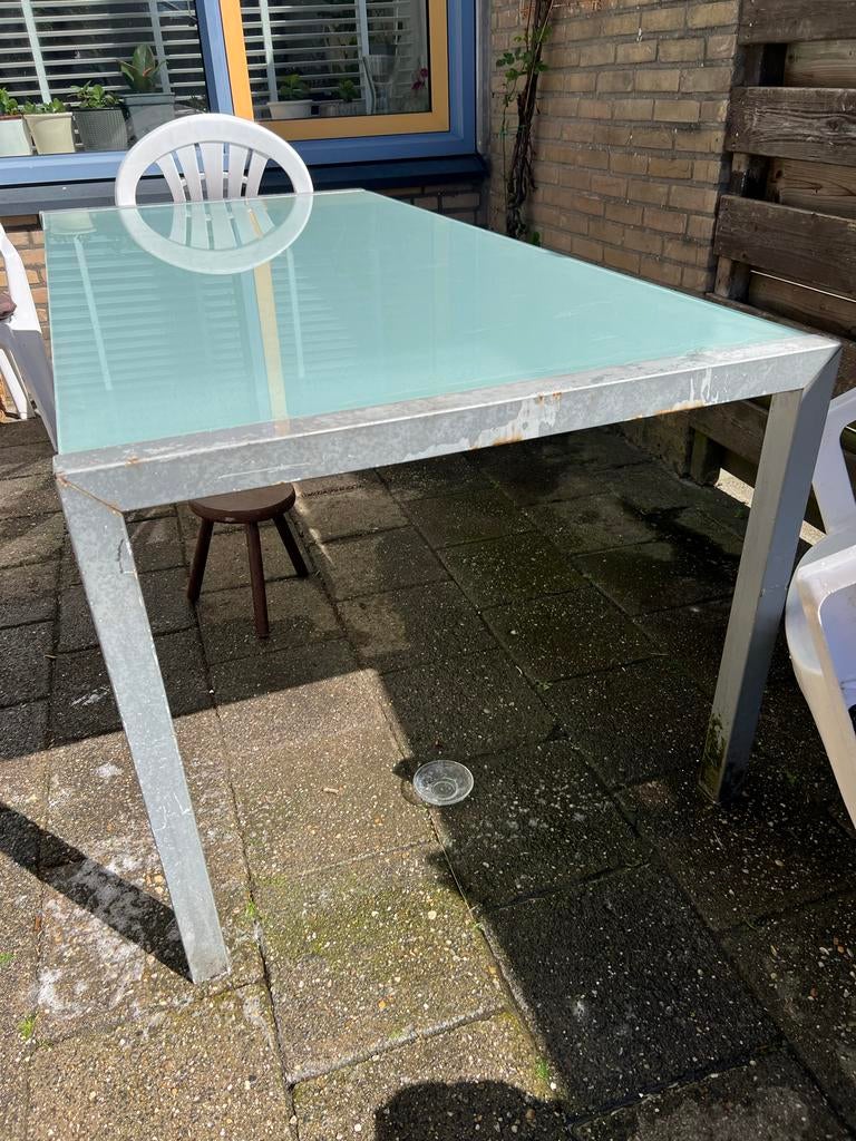Glazen tafel tuintafel (2x1m) met 7 witte plastic stoelen, Ophalen, Gebruikt, Rechthoekig, Metaal
