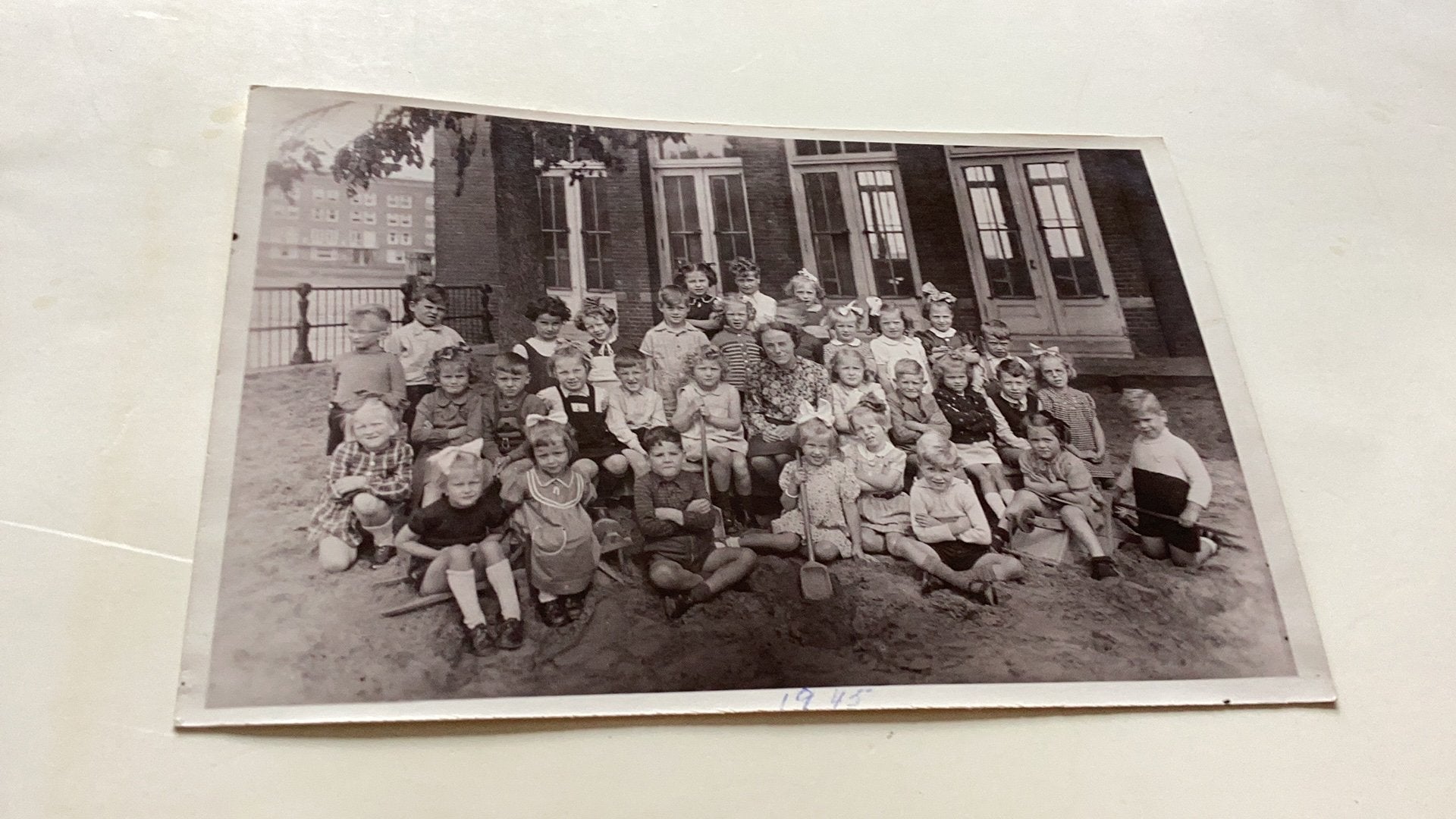 Amsterdam oude foto van een school met kinderen 1945, Ophalen of Verzenden, 1940 tot 1960, Zo goed als nieuw