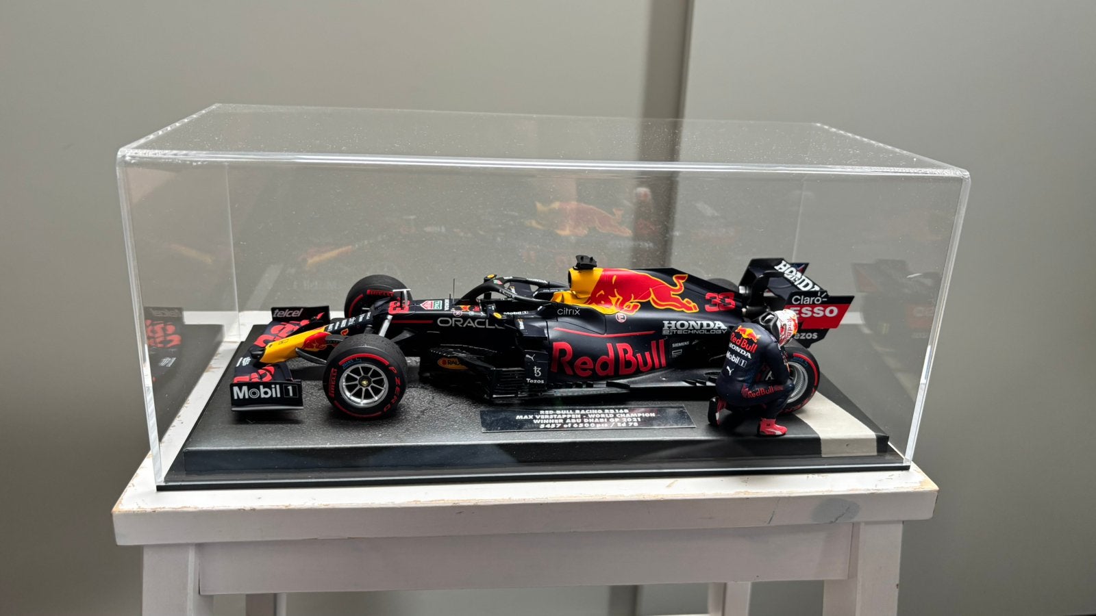 Max verstappen 1:18 Abu Dhabi 2021 world champion, Ophalen of Verzenden, Zo goed als nieuw, MiniChamps