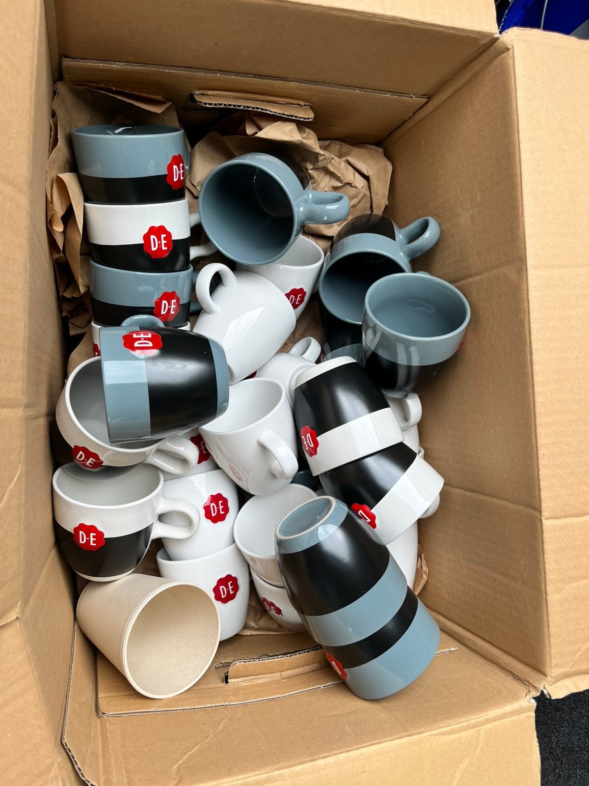 50 Douwe Egberts mokken, Ophalen, Zo goed als nieuw, Overige stijlen, Kop(pen) en/of Schotel(s)