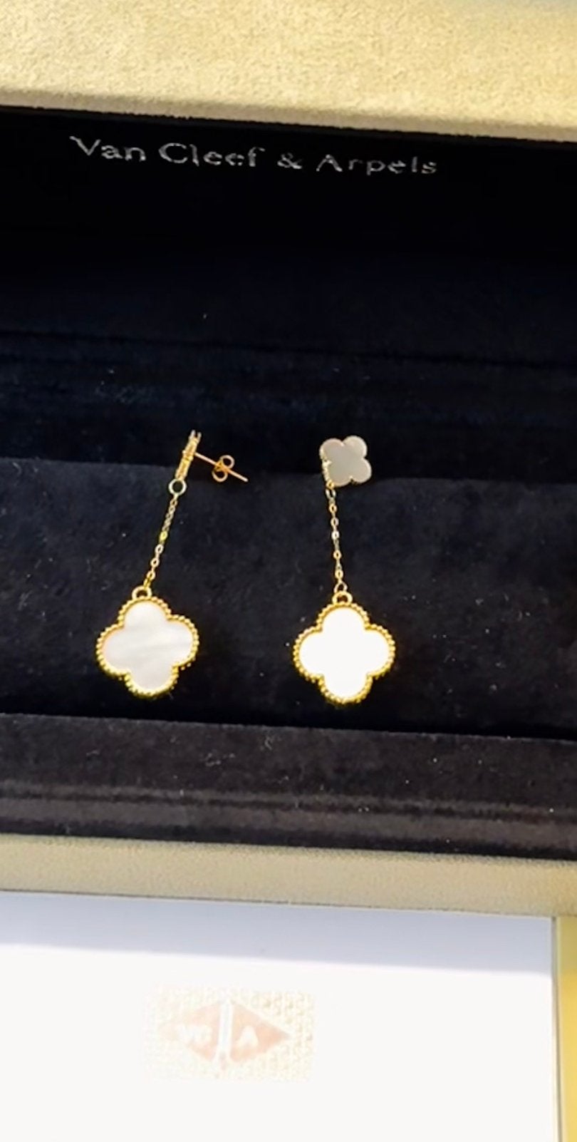 Prachtige oorbellen met twee witte klavertjes 18 karaat goud, Sieraden, Tassen en Uiterlijk, Oorbellen, Ophalen of Verzenden, Zo goed als nieuw