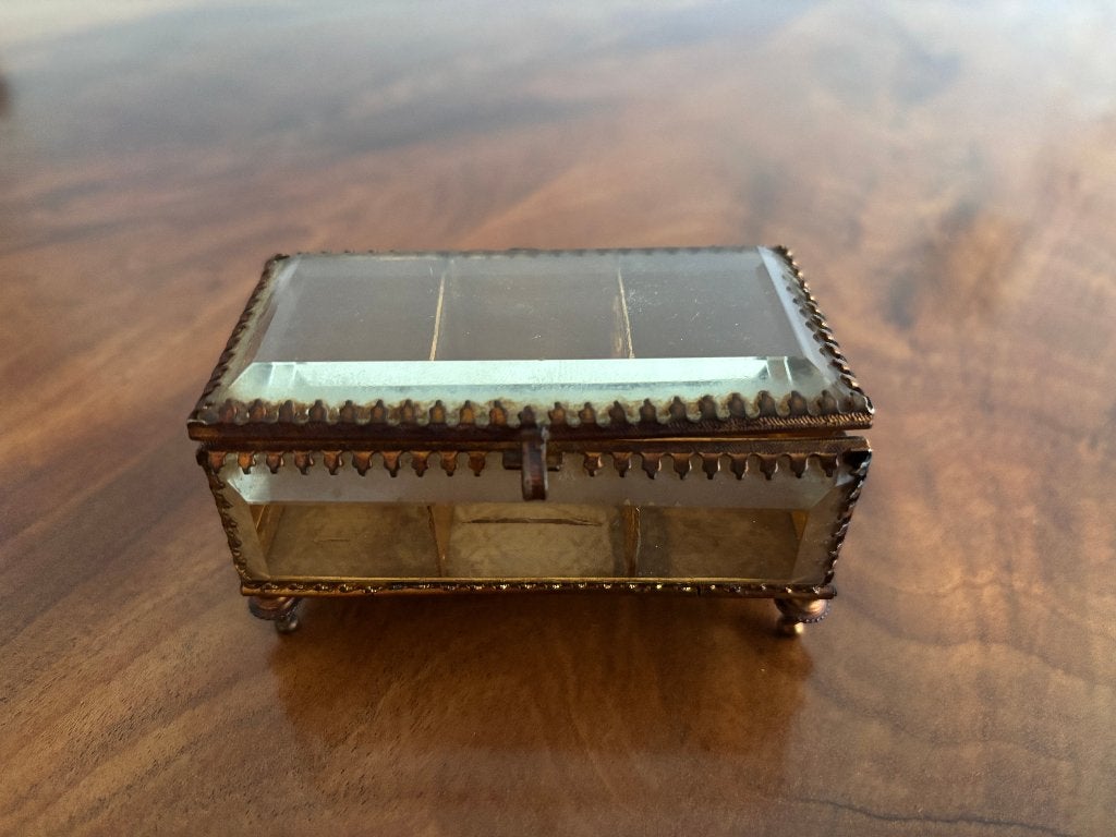 Antiek glazen sieraden kistje messingkleurige randen pootjes, Antiek en Kunst, Antiek | Glas en Kristal, Ophalen of Verzenden