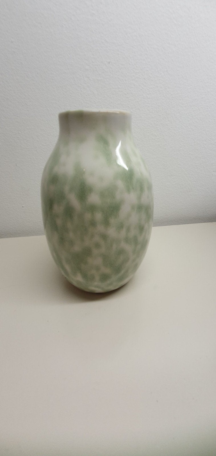 Decoratieve vaas met groen gespikkeld patroon, Huis en Inrichting, Ophalen, Zo goed als nieuw, Groen, Natuurlijk materiaal