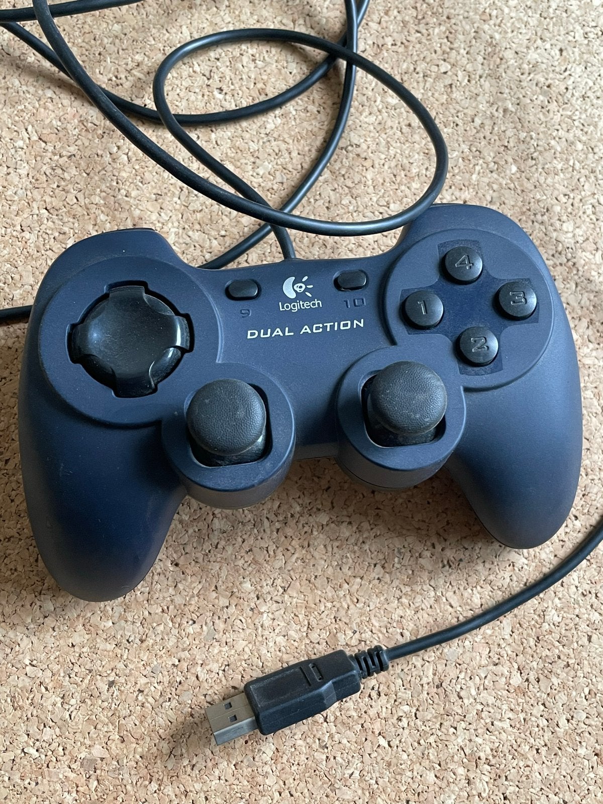 Logitech Dual Action Gamepad - USB Controller, Gebruikt, Ophalen of Verzenden, PC, Logitech