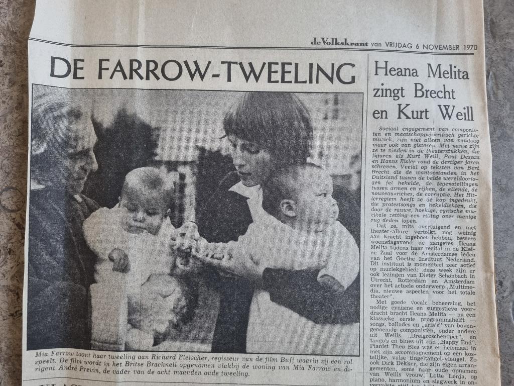 Actrice Mia Farrow toont tweeling (1970), Ophalen of Verzenden, 1960 tot 1980, Knipsel(s)