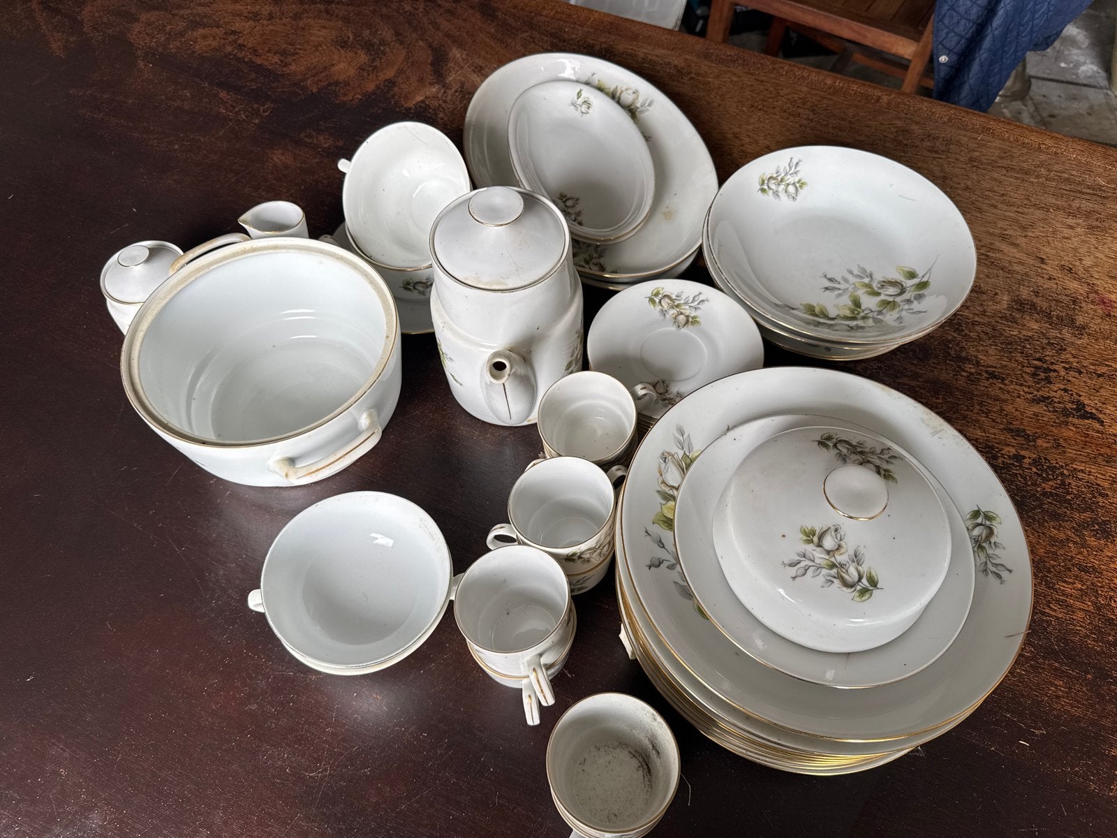 Vintage servies met bloemmotief en gouden rand, Antiek en Kunst, Ophalen