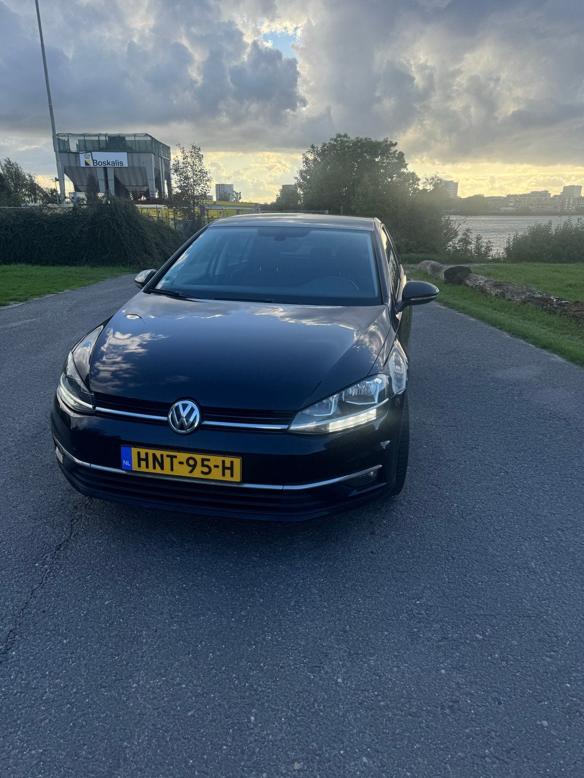 Volkswagen Golf 1.0 TSI 110pk 5D 2017 Zwart, Auto's, Voorwielaandrijving, Dealer onderhouden, Zwart, Zwart