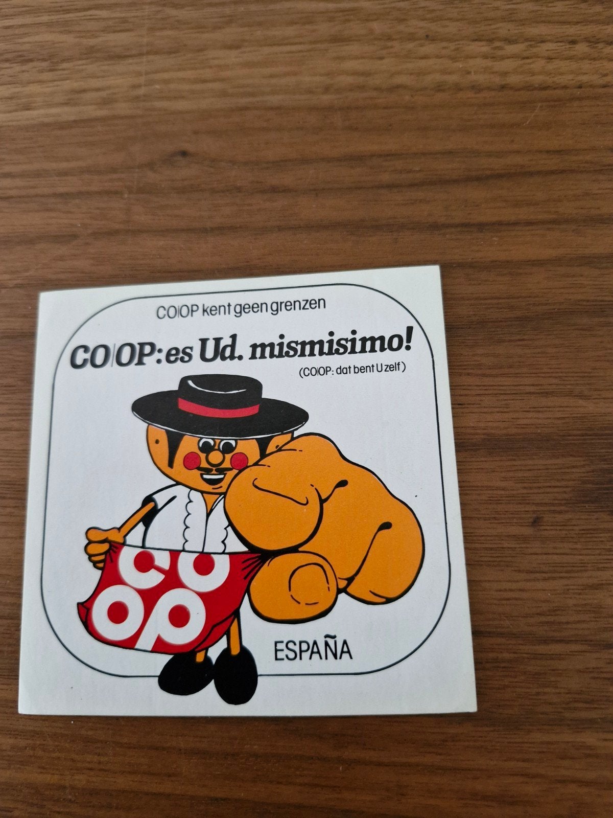 8854 Vintage COOP Spanje sticker - 'COOP kent geen grenzen', Verzamelen, Ophalen of Verzenden, Nieuw, Winkel of Supermarkt