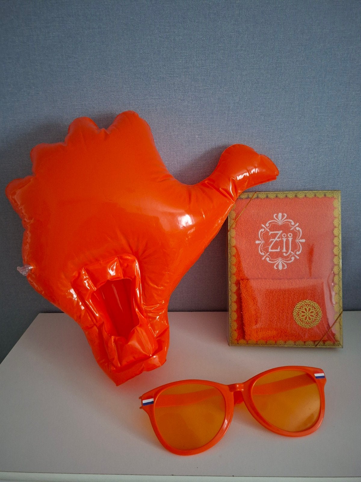 Orange feestpakket Wuifhand Badhanddoek+ washand in kado ver, Ophalen of Verzenden, Nieuw, Feestartikel, Oranje of Koningsdag