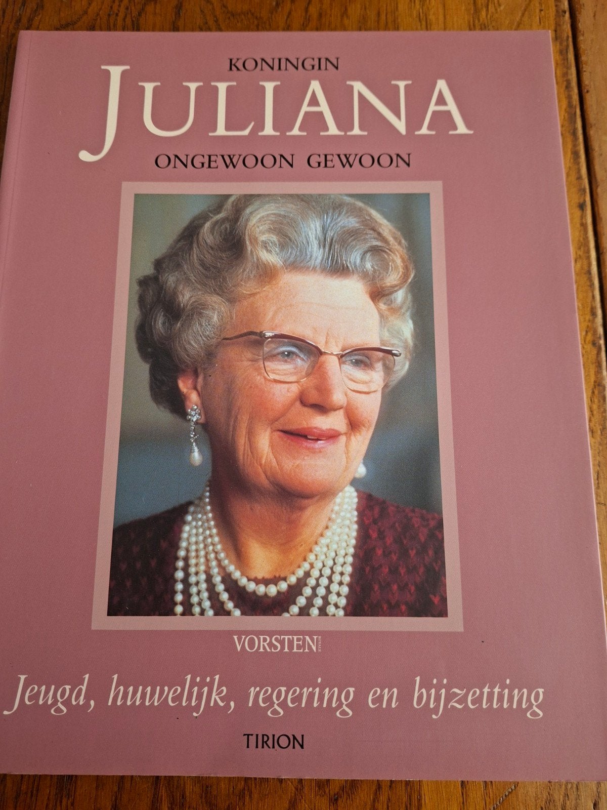 Koningin Juliana: Ongewoon Gewoon - Boek, Ophalen of Verzenden, Gebruikt, Nederland, Tijdschrift of Boek