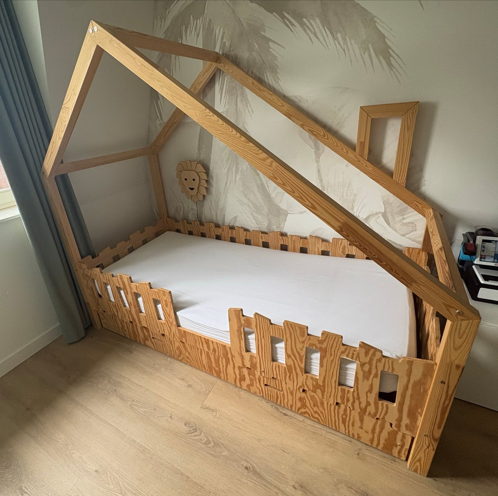 Houten huisbed 90x200 - Zo goed als nieuw, Ophalen, 70 tot 85 cm, Zo goed als nieuw, Matras