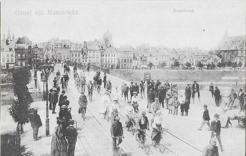 Maastricht maasbrug herdruk ongelopen ansichtkaart (6901, Verzamelen, Ophalen of Verzenden, 1980 tot heden, Ongelopen, Limburg