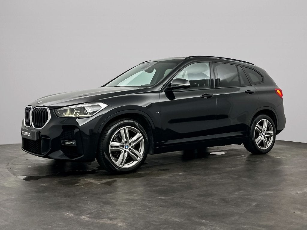 BMW X1 18i sDrive - PANO - NAVI - 1E EIG - TREKHAAK - LED, Auto's, BMW, Euro 6, Leder en Stof, Zwart, Bedrijf