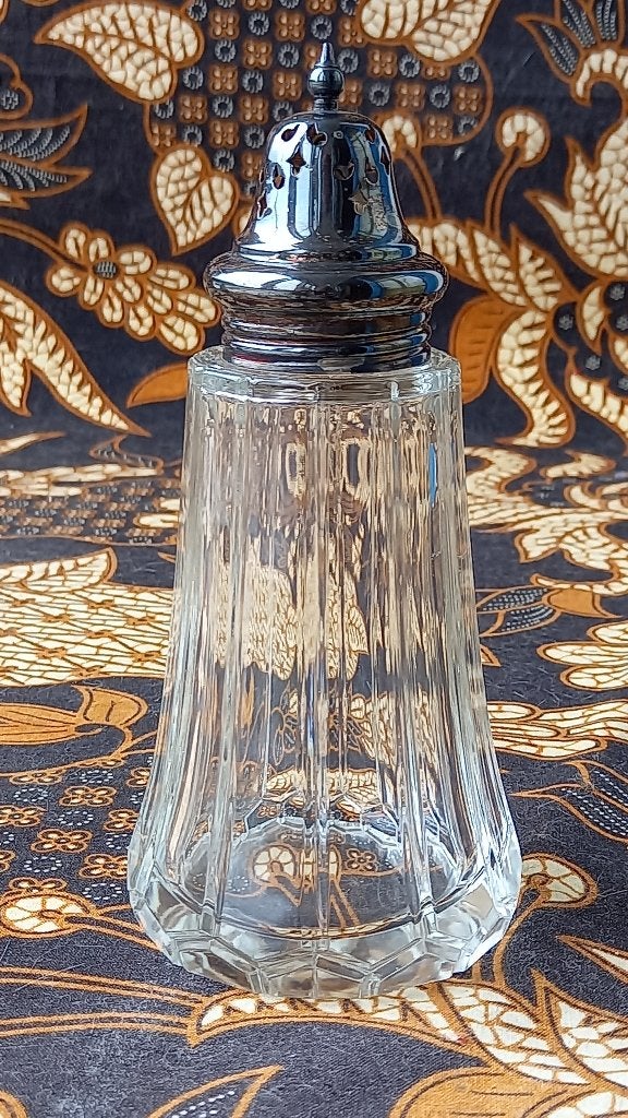 Mooie antieke strooier uit Engeland van glas en silverplate.