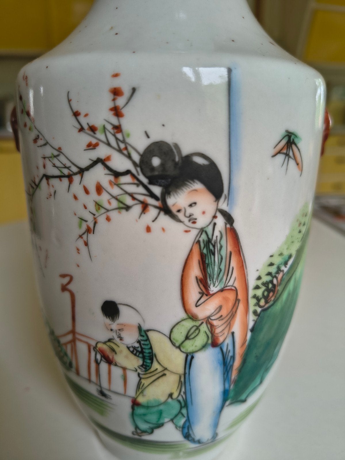 Een Chinese porseleinen vaas met figurendecor uit de Republi, Ophalen of Verzenden