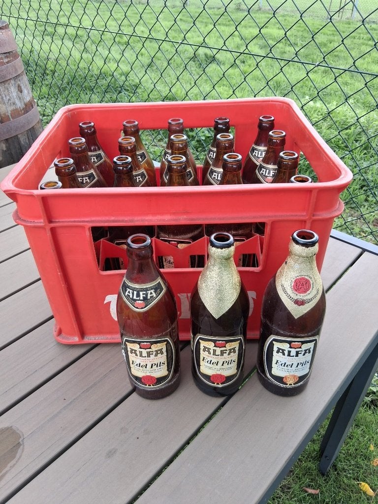 Vintage Alfa bierkrat met 20 lege halve liter flessen uit 84, Ophalen, Gebruikt, Flesje(s), Overige merken