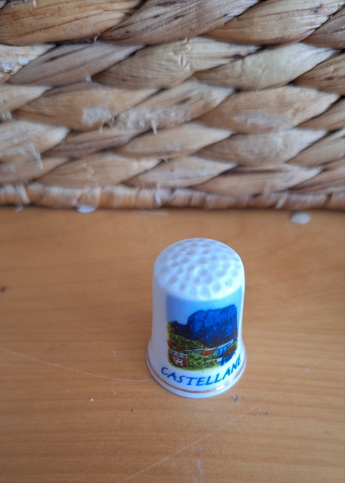 Vingerhoedje Castellane - Souvenir, Verzamelen, Vingerhoedjes, Ophalen of Verzenden, Zo goed als nieuw