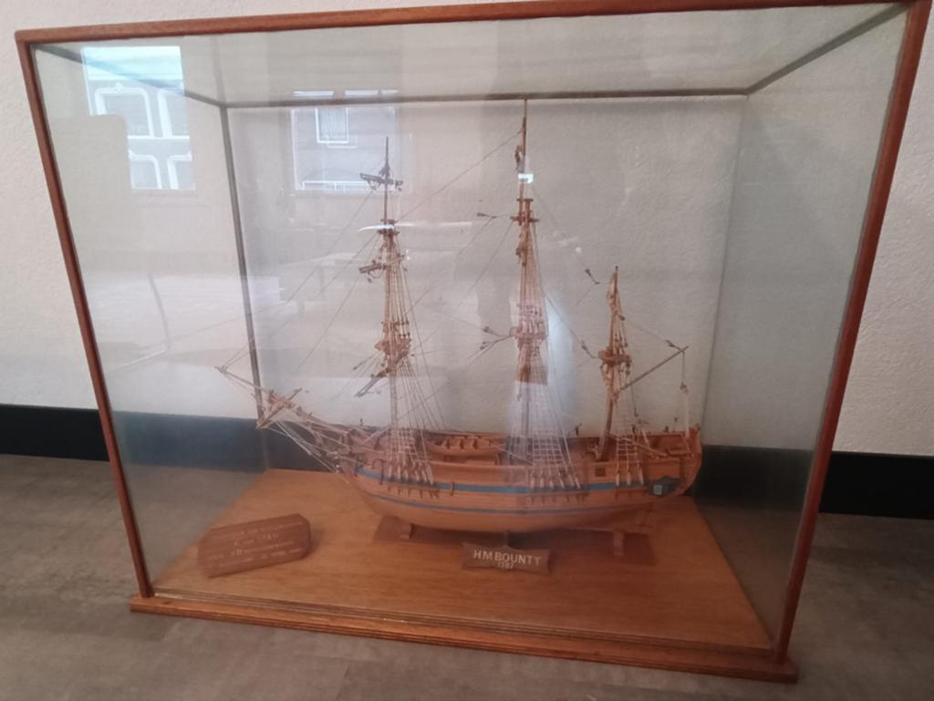 Gedetailleerd scheepsmodel H.M Bounty 1787 in vitrine, Hobby en Vrije tijd, Modelbouw | Boten en Schepen, Ophalen, Zo goed als nieuw