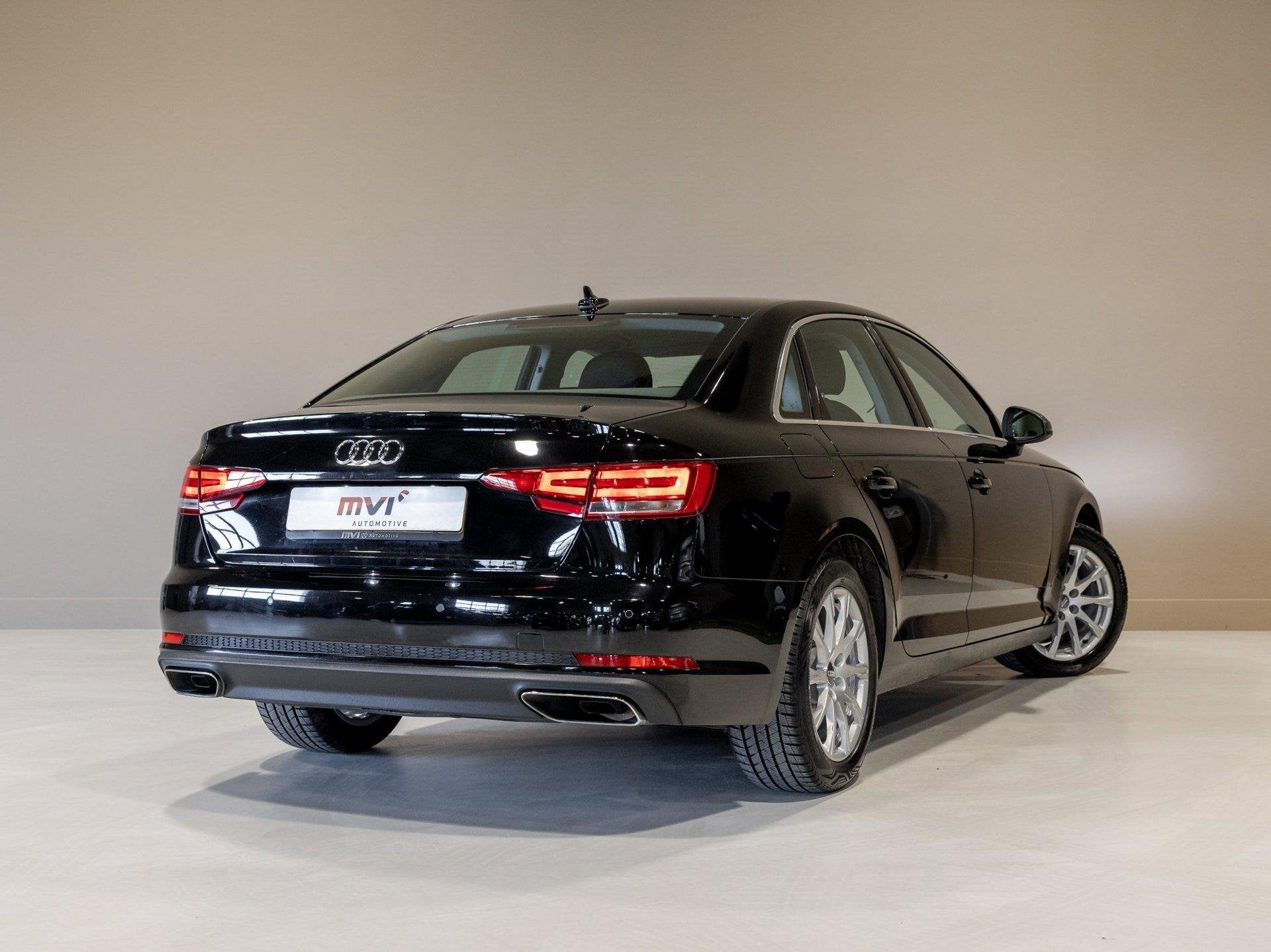 Audi A4 Limousine 35 TFSI Launch edition Business / 150pk /, Auto's, Stof, Gebruikt, 4 cilinders, A4
