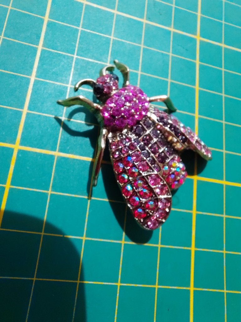 Mooie strass versierde broche bij goudkleurig/roze, Overige materialen, Verzenden, Nieuw, Roze