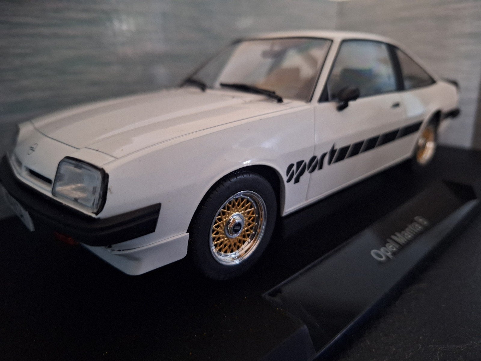 Opel Manta B Sport 1980 Schaal 1:18, Hobby en Vrije tijd, Modelauto's | 1:18, Overige merken, MCG, Nieuw, Ophalen of Verzenden