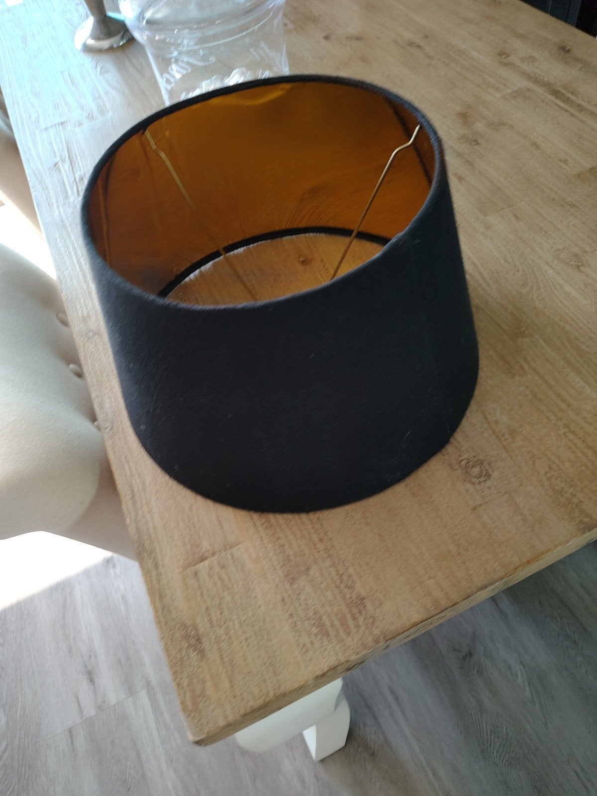 Zwarte lampenkap met gouden binnenkant, Ophalen