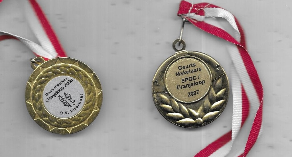 2 X ORANJELOOP SPORT MEDAILLES VOORHOUT VERSCHILLENDE, Ophalen of Verzenden, Overige materialen, Nederland