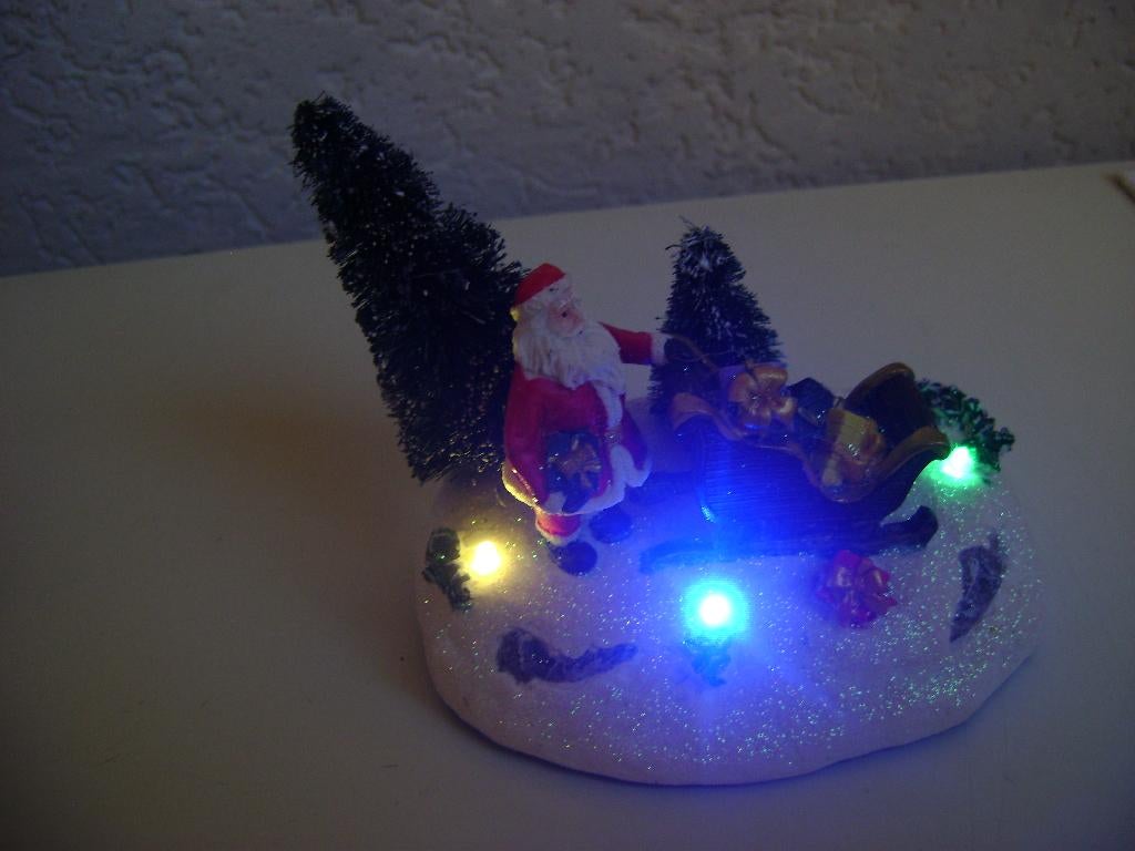 kerstman met arreslee 2 bomen en verlichting, Diversen, Kerst, Ophalen of Verzenden, Zo goed als nieuw