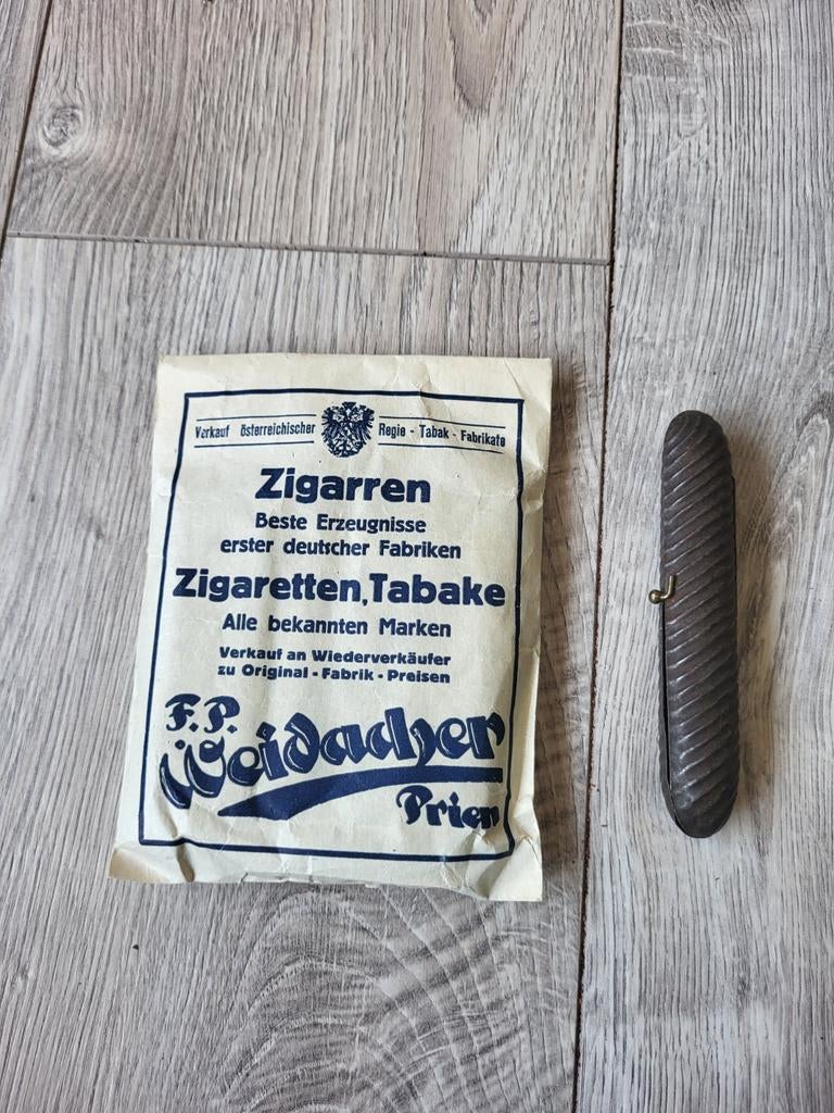 Te koop vintage zakje sigaren met houder, Verzamelen, Rookartikelen, Aanstekers en Luciferdoosjes, Ophalen of Verzenden, Tabaksdoos of Verpakking