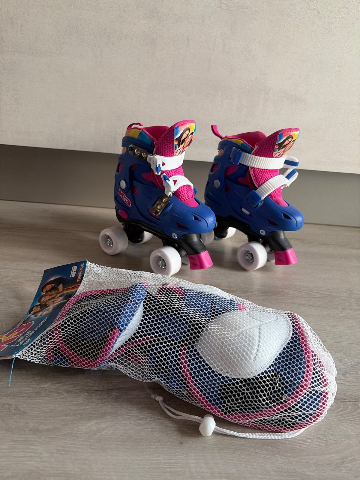 Rolschaatsen Studio 100 K3 met beschermset - Maat 30/33, Ophalen of Verzenden, Verstelbaar, Zo goed als nieuw, Kinderen