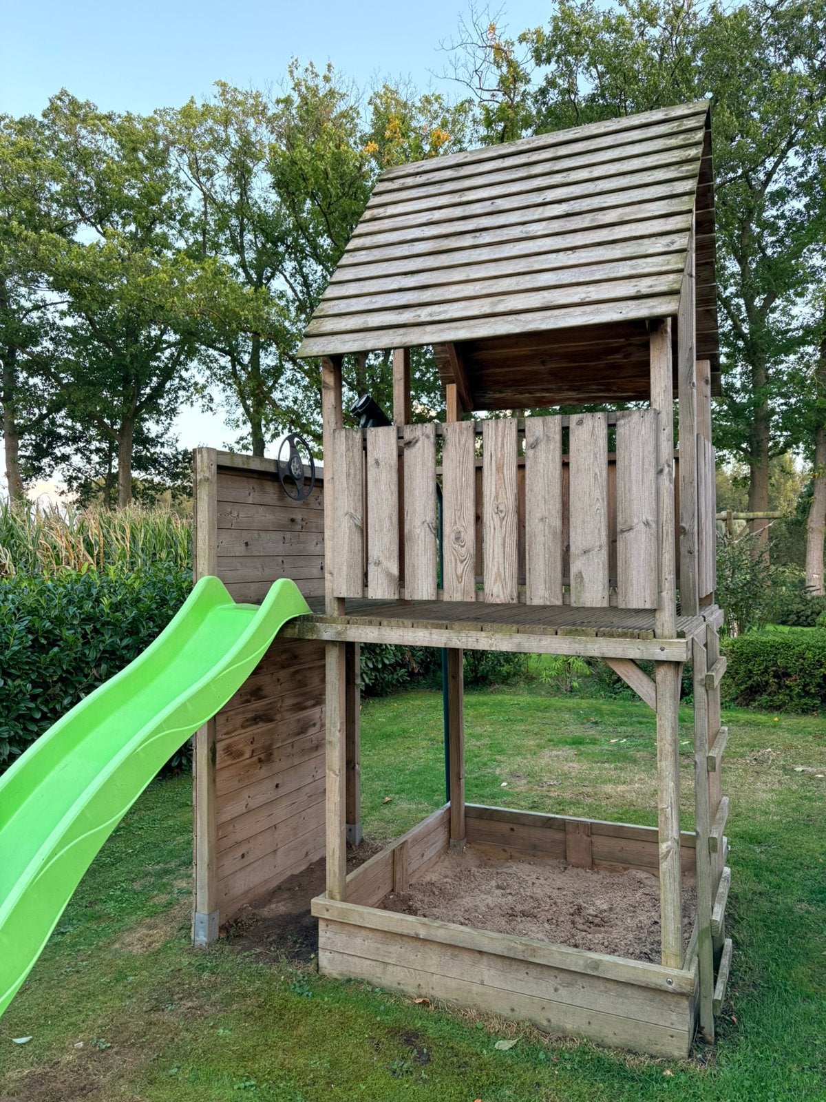 Houten speelhuis incl glijbaan, klimwand, bwstang & zandbak, Ophalen, Gebruikt, Klimwand