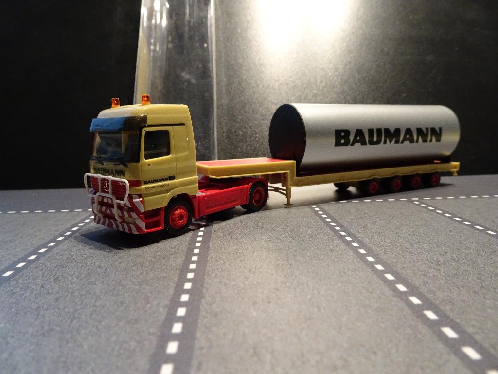 731 herpa mercedes actros baumann oplegger 1:87 truck trein, Hobby en Vrije tijd, Modelauto's | 1:87, Ophalen of Verzenden, Zo goed als nieuw