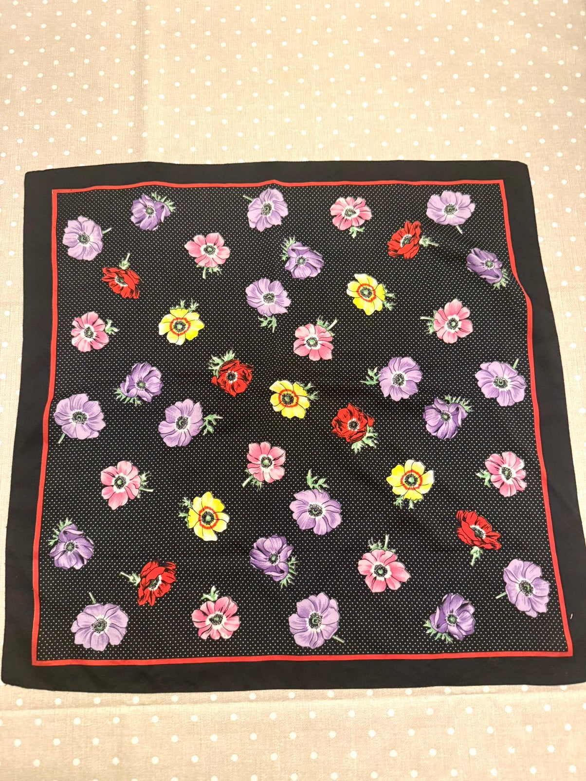 Zwart sjaaltje met kleurrijke bloemetjes, Kleding | Dames, Verzenden, Zo goed als nieuw, Sjaal