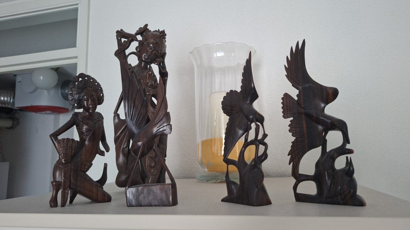Houten beelden: Balinese danseres en vogels, Antiek en Kunst, Kunst | Beelden en Houtsnijwerken, Ophalen, Handgemaakt, 20 - 50 cm