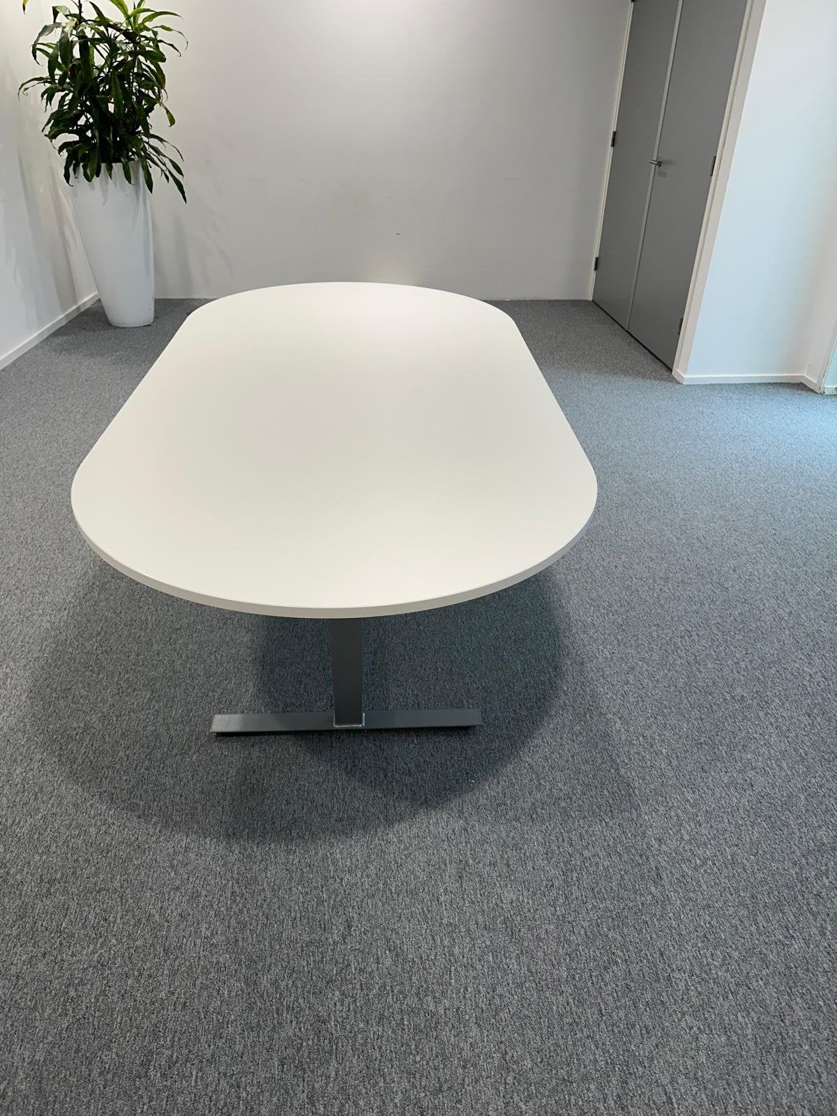 Steelcase ovale vergadertafel, Ophalen, 100 tot 150 cm, Overige materialen, Vijf personen of meer