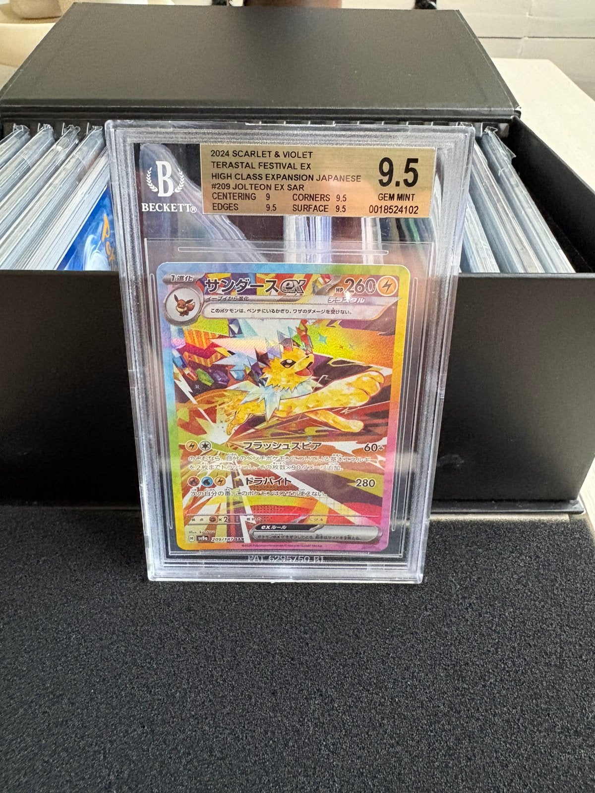 Jolteon beckett grade 9,5 prismatic, Ophalen of Verzenden, Zo goed als nieuw, Meerdere kaarten, Foil