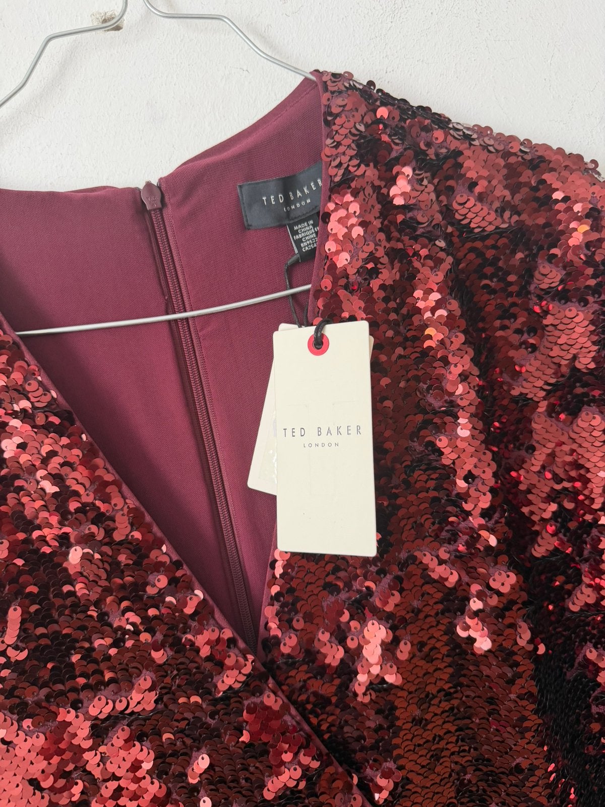 Nieuw! Ted Baker bordeaux rode pailletten jurk - 40, Ophalen of Verzenden, Nieuw, Rood, Onder de knie
