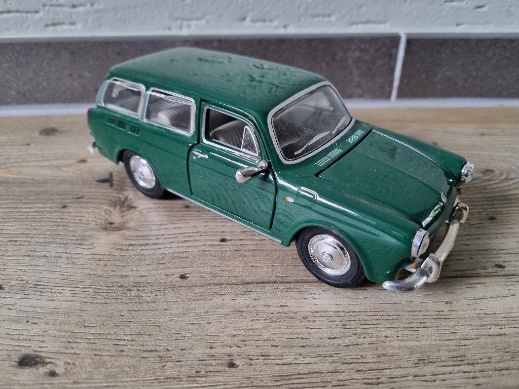 Maisto 1967 Volkswagen 1600 Squareback schaalmodel 1/24, Hobby en Vrije tijd, Modelauto's | 1:24, Ophalen of Verzenden, Zo goed als nieuw