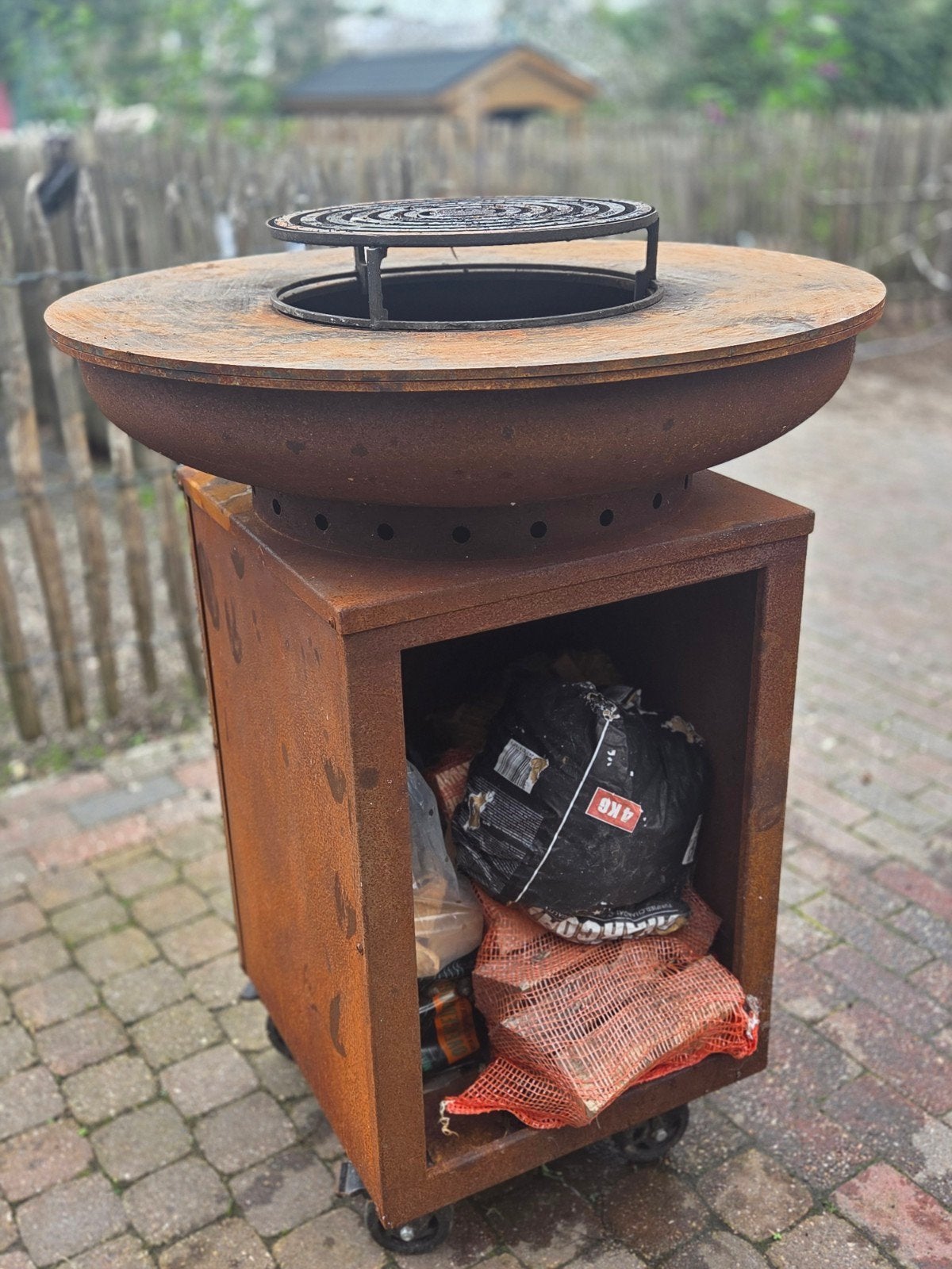 Roest look Vuurkorf/BBQ met Opslag en Wielen, Tuin en Terras, Ophalen, Zo goed als nieuw, Vuurkorf
